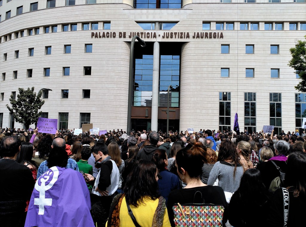 Abrazados contra las&nbsp;sombras